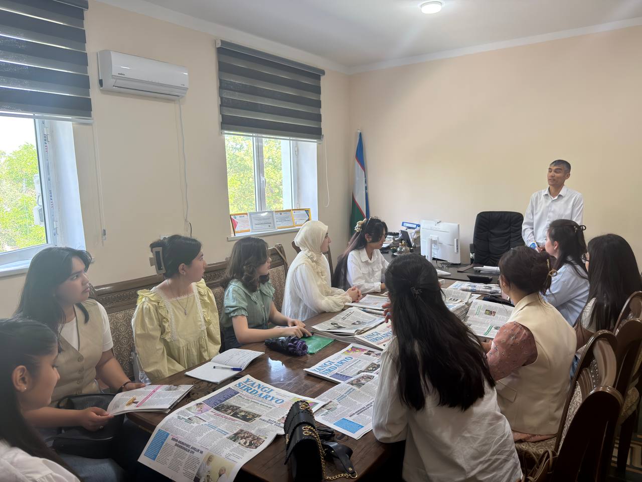 Yoshlar kuni munosabati bilan, 30 aprel kuni “Yangi Sirdaryo”, “Novaya Sirdarya” gazetalari bosh muharriri Bahrom Boymurodov Guliston davlat universitetining bir guruh talabalari bilan uchrashuv tashk