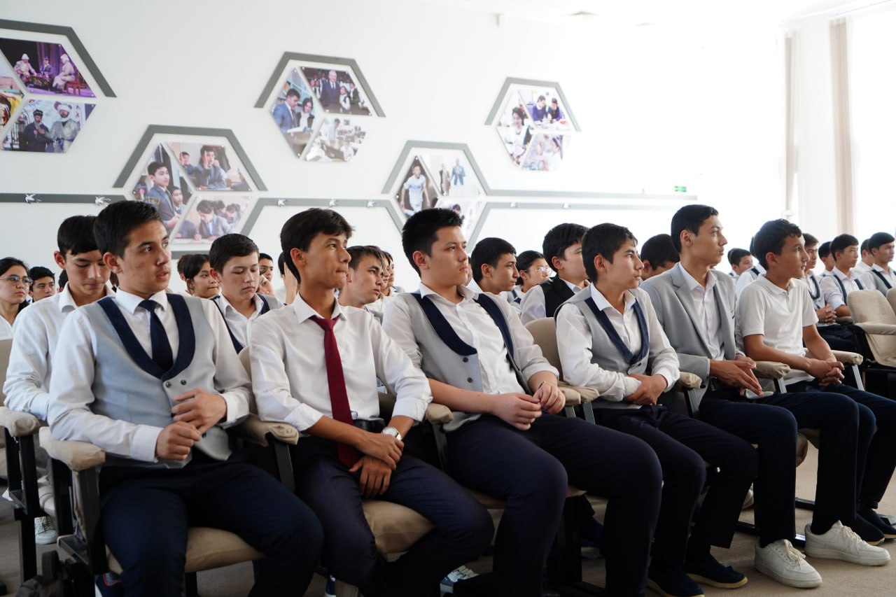 Muxammad Al-Xorazmiy nomidagi ixtisoslashtirilgan maktabining Guliston filialida O‘zbekiston yoshlar ittifoqi Sirdaryo viloyat Kengashi raisi ishtirokida “Rahbar va yoshlar” uchrashuvi o'tkazildi