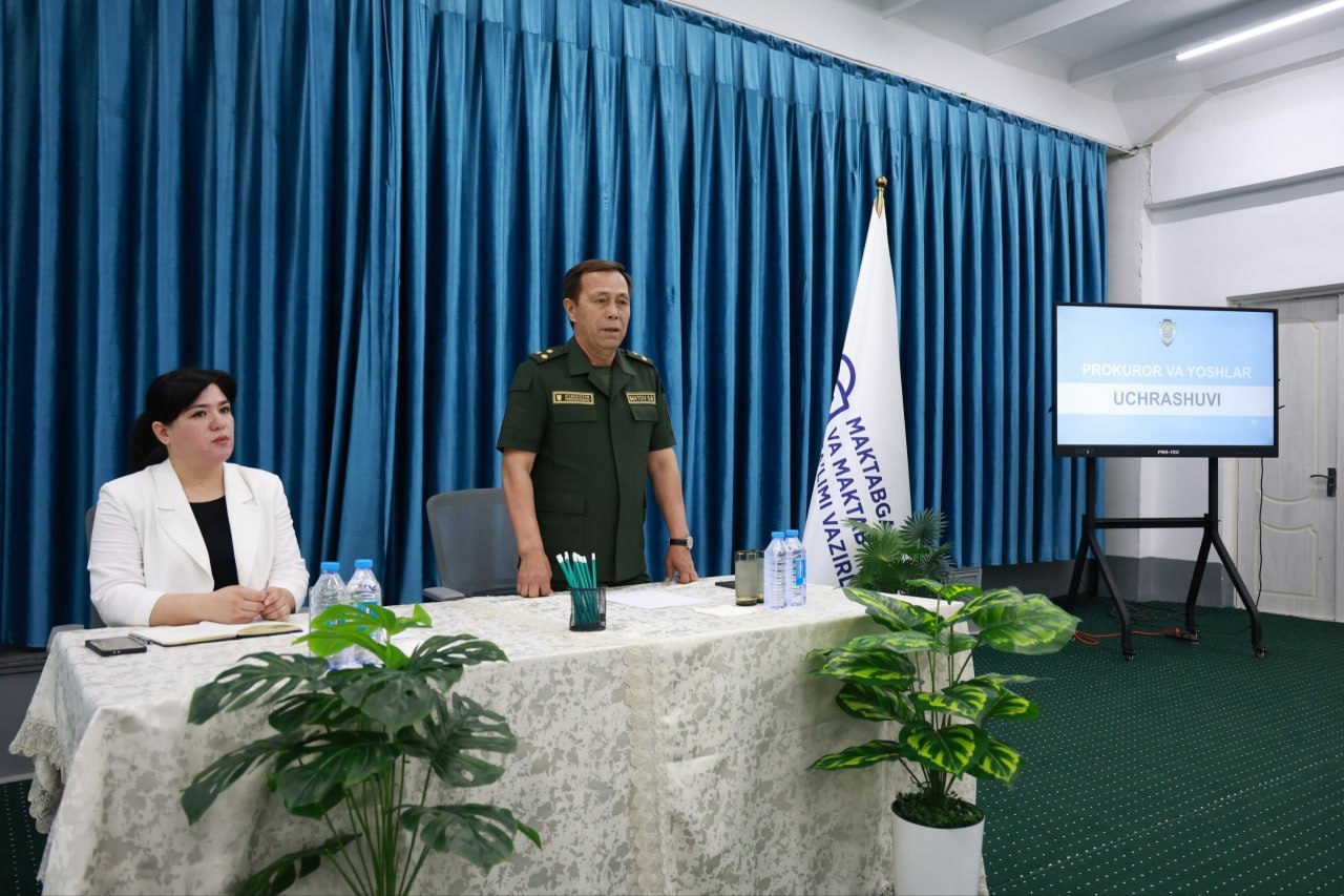 Sirdaryo viloyati prokurori S.Imatov ishtirokida "Yoshlar kuni" doirasida Guliston shahar 8-umumta’lim maktabi bitiruvchilari bilan navbatdagi "Prokuror va yoshlar" uchrashuvi o‘tkazildi.
